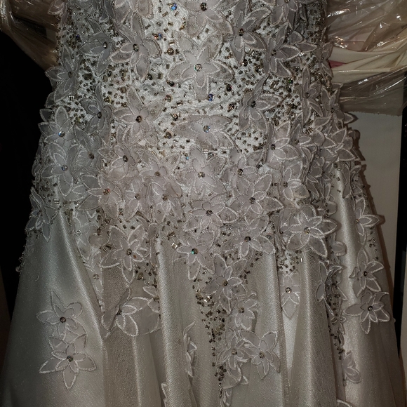 White formal/Dress - Picture 3 of 10